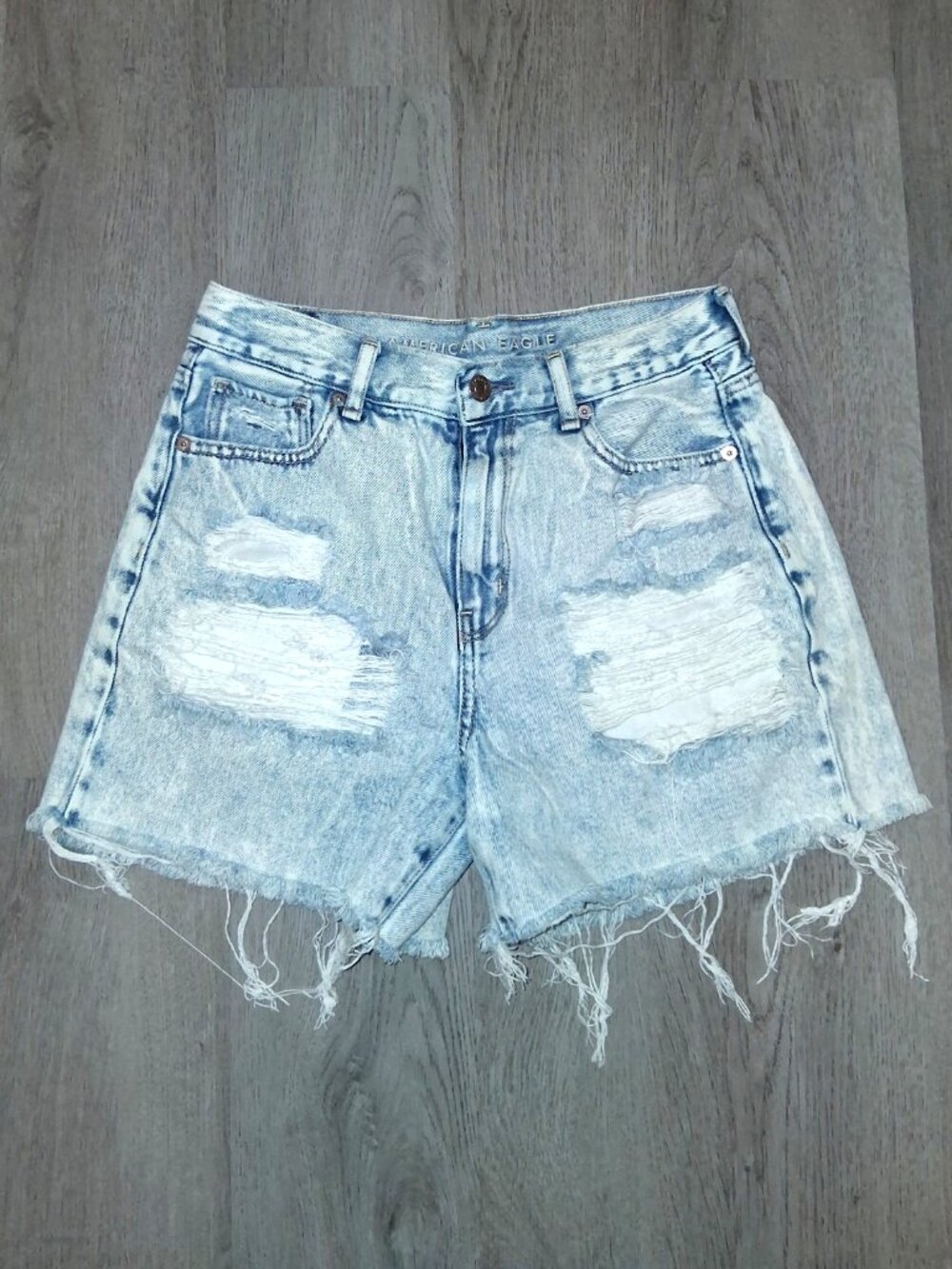 American Eagle Mom Short Jean Shorts Size 4 Distressed Denim Light Wash